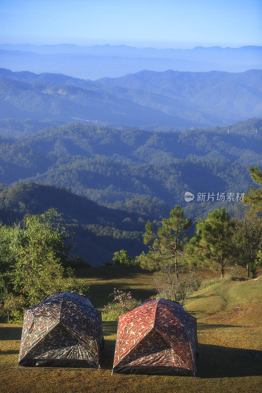 泰国清迈的Doi Luang Chiang道，日出时在以山为背景的小山上露营帐篷